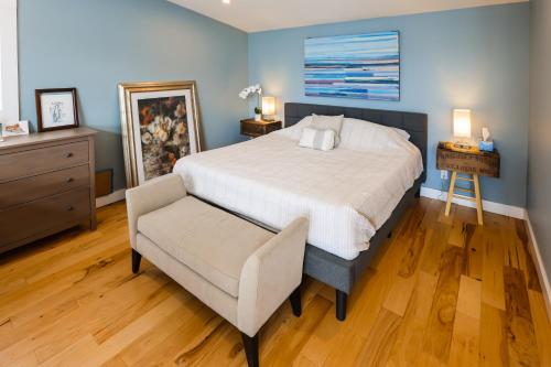 a bedroom with a bed and a chair at Chasing the Slopes in North Woodstock