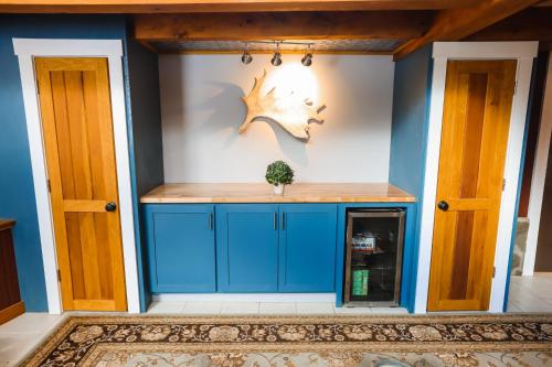 a kitchen with blue cabinets and a wall at Chasing the Slopes in North Woodstock