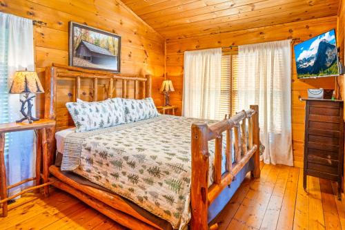 Una cama o camas en una habitación de Stunning Views!Centrally-located bwGB&PF, PetFriendly with Freetickts2Dollywood,Anakeesta,Aquarium!