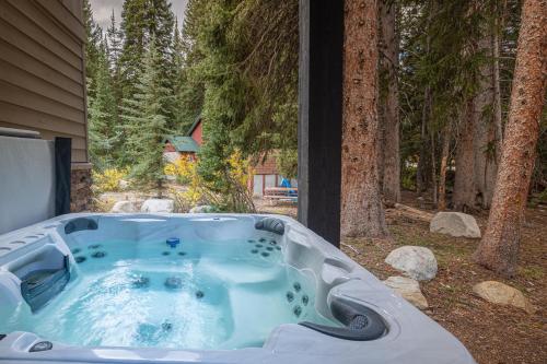 a jacuzzi tub in the backyard of a house at Basecamp in Solitude