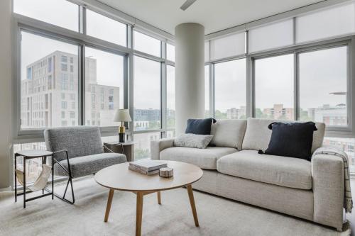 Gallery image of Blueground Bethesda roof pool coffee lounge WDC-914 in Woodmont