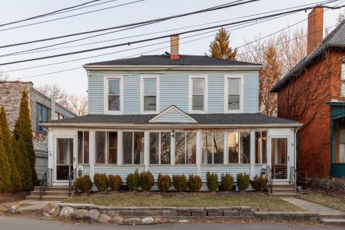 una casa blu con una veranda bianca di Prime Location Top Rated Clean Parking Free! a Columbus