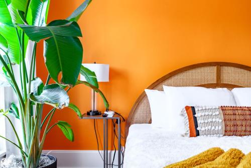 Letto o letti in una camera di Prime Location Top Rated Clean Parking Free!