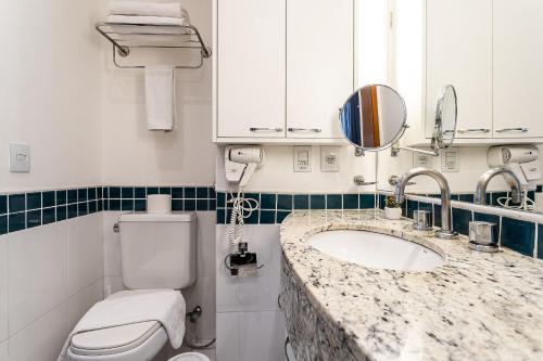 a bathroom with a sink and a toilet at Flat Parque do Ibirapuera - Jardins in Sao Paulo