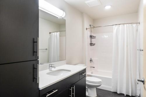 ein weißes Badezimmer mit Waschbecken und Toilette in der Unterkunft Blueground Northeast Bellevue rooftop nr Lake Sammamish SEA-904 in Highlands