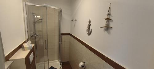 Ένα μπάνιο στο Ferienwohnung Strandparadies 7