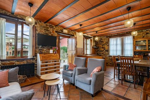 SomadoにあるLa Quintana de Somao, Casa Quintanaのリビングルーム(椅子、テーブル、テレビ付)