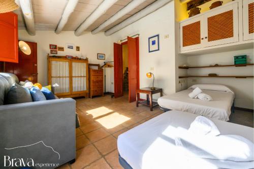 Ένα ή περισσότερα κρεβάτια σε δωμάτιο στο Casa Jordi - Piedra y bóveda en el corazón de Cadaqués I 3 suites I 2 parkings I patio con bbq
