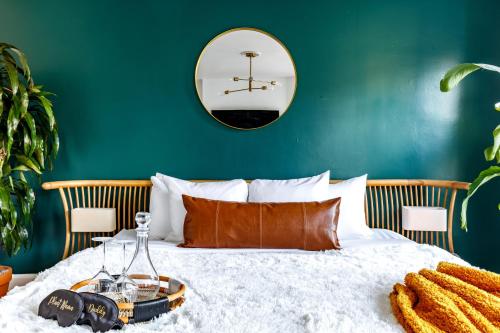 Letto o letti in una camera di Prime Location Top Rated Clean Parking Free!