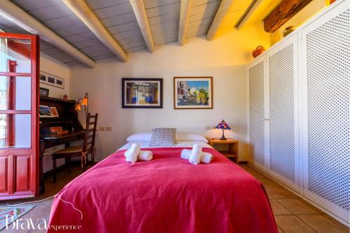 Ένα ή περισσότερα κρεβάτια σε δωμάτιο στο Casa Jordi - Piedra y bóveda en el corazón de Cadaqués I 3 suites I 2 parkings I patio con bbq