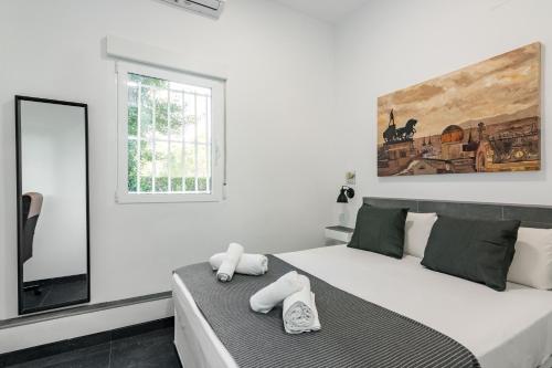 a white bedroom with a bed with towels on it at Charming Madrid Las Rosas, Alojamiento de 2 habitaciones con cocina in Madrid