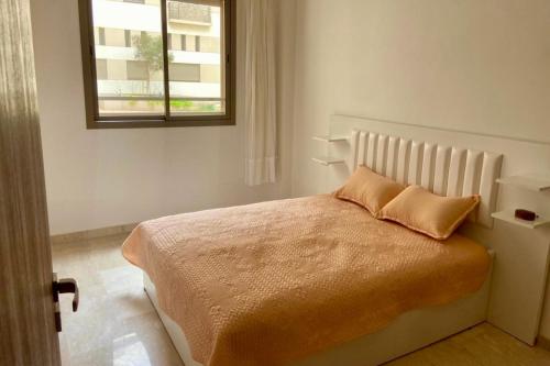 Un pat sau paturi într-o cameră la Appartement Moderne Équipé Proche Aéroport Mohammed V