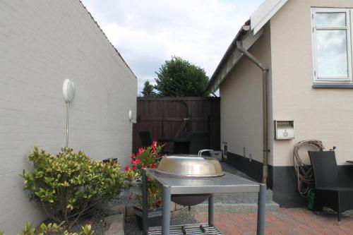 a garden with a sink on a table next to a house at Odense Apartments in Odense