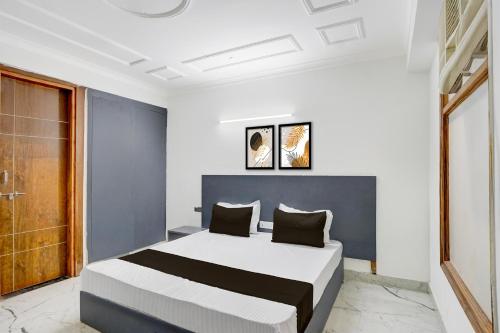 OkhlaにあるHotel O Dk Hotelの部屋の中に大きなベッドがある寝室