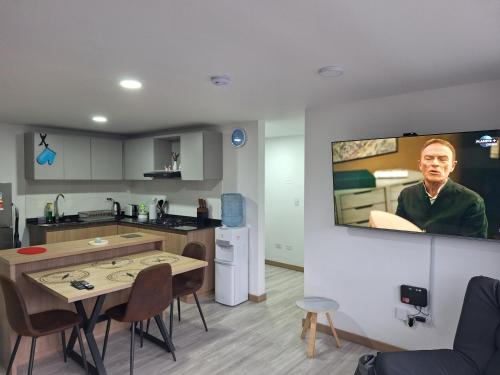 a kitchen and a living room with a painting on the wall at Dosquebradas apartamento lux in Dosquebradas