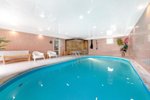 a large swimming pool in a large room with at Butenas Hotel Tyla in Biržai