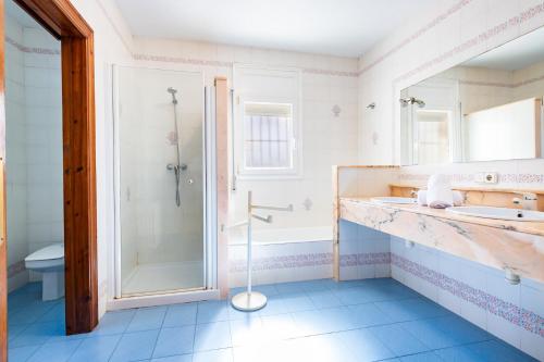 a bathroom with a shower and a sink at Villa Mario para 8 con piscina privada AA y Wi-Fi. in Vinaròs