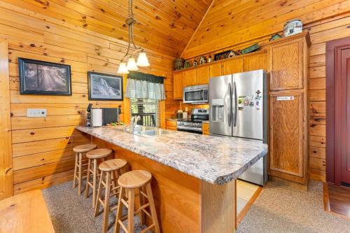 Cabin Retreat - Private Hot Tub & Pool Table photo 13