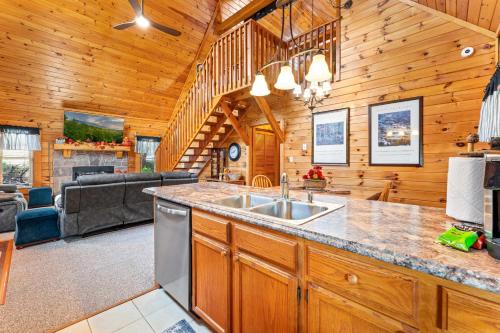 Cabin Retreat - Private Hot Tub & Pool Table photo 12