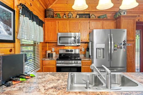 Cabin Retreat - Private Hot Tub & Pool Table photo 14