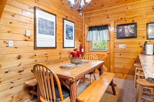 Cabin Retreat - Private Hot Tub & Pool Table photo 16