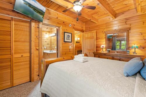 Cabin Retreat - Private Hot Tub & Pool Table photo 25