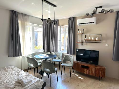 Prime Stay - Deluxe 3 Bedroom Family Apartment - Parking Included