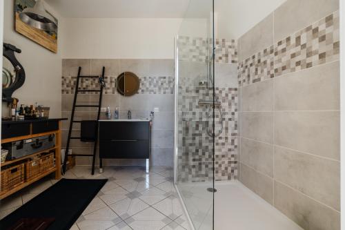 オルネゾンにあるLa Villa Narbo Martiusのシャワーと洗面台付きのバスルーム