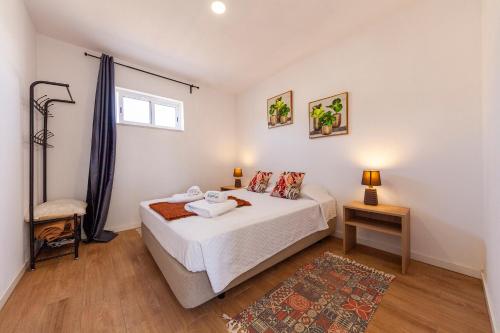 a bedroom with a bed and a window at Quinta da Ponte in Odiáxere