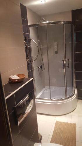 a bathroom with a shower with a glass door at Willa Pod Basztą Restauracja&Wellness in Kazimierz Dolny