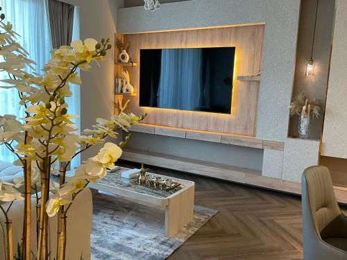 een woonkamer met een tv aan de muur bij New Exclusive 2BR Downtown Dubai Burj Khalifa View and Dubai Mall in Dubai