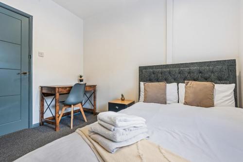 - une chambre avec un lit, un bureau et une chaise dans l'établissement Contractor Ready with parking in S10, sleeps 6, à Walkley