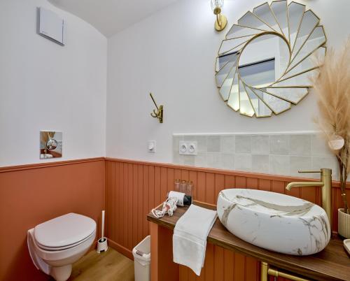 Ένα μπάνιο στο Le Petit Cocon, Hotel Style Ideal for Professionals or Couples