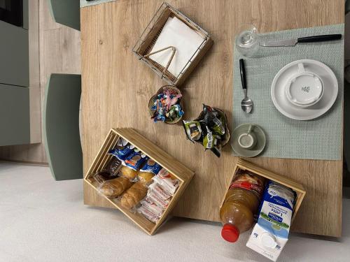 een tafel met twee kratten met eten en een bord bij Palazzo dei Pavoni in Brindisi