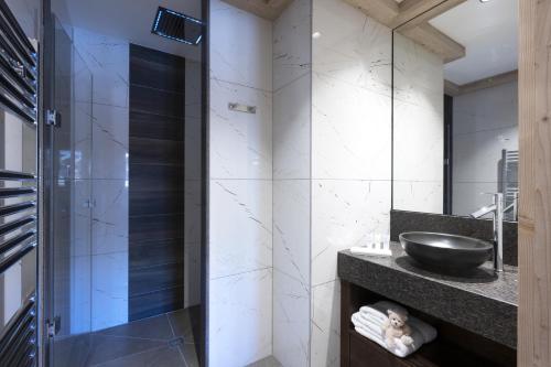 Bilik mandi di MGM Hôtels & Résidences - Hôtel Alpen Lodge