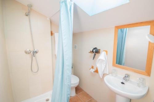 UtergaにあるAcogedora casa rural a 10 minutos de Pamplonaのシャワー、洗面台、トイレ付きのバスルーム