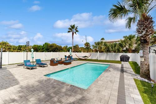 Bazén v ubytování Sunny Upper Level 1 Block from 2 Beaches w/Private Pool, High-Speed Wi-Fi nebo v jeho okolí