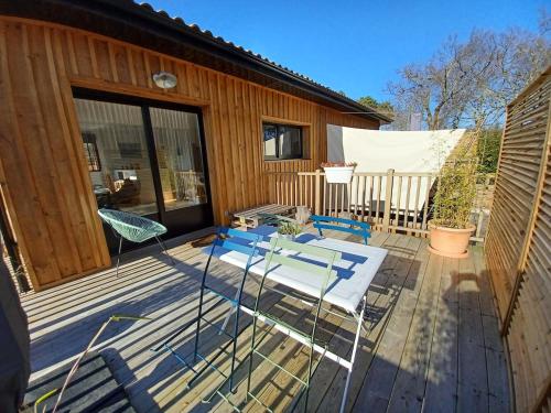 En balkon eller terrasse på maison style cabane à 150m du bassin