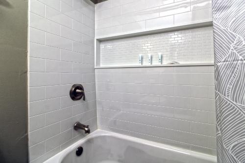 Ένα μπάνιο στο Charming 3bdrm 2ba mins to Downtown