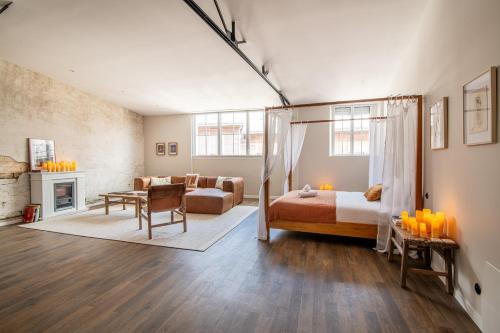 ショレにあるL'Attirance, Loft de Charme !のベッドとリビングルームのある寝室