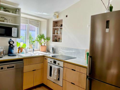 una cucina con frigorifero in acciaio inox di Maison du Chêne a Vertou
