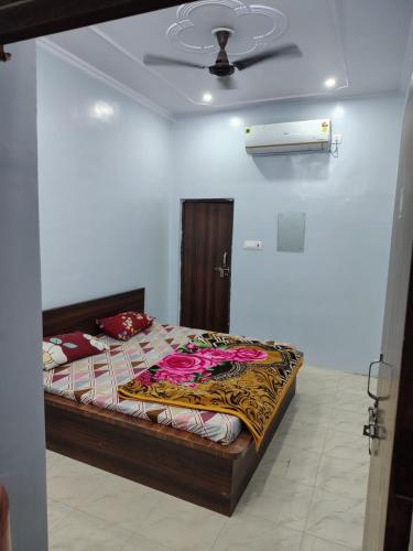 a bedroom with a bed in a room with a ceiling at Shree Bankey Bihari Atithi Bhawan in Mathura