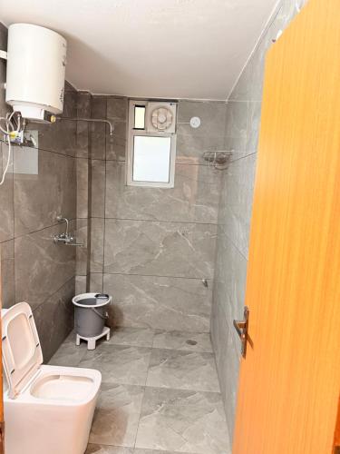 Un baño de Choudhary Hotel