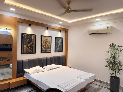 Una cama o camas en una habitación de Choudhary Hotel