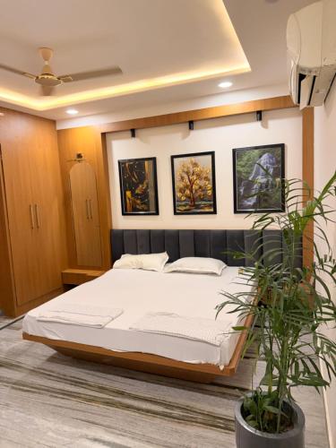 Una cama o camas en una habitación de Choudhary Hotel