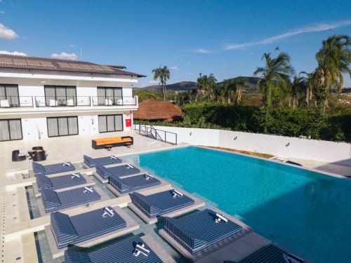 Bazén v ubytování Villa Santorini Boutique & Hotel nebo v jeho okolí