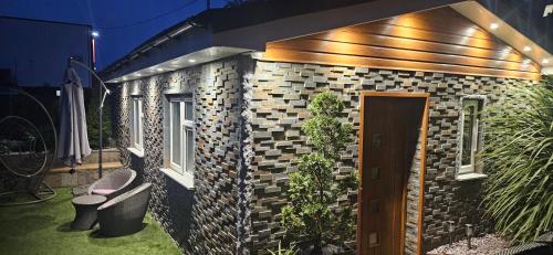 ein Backsteingebäude mit Pflanzen an der Seite in der Unterkunft Cosy Studio Quest House in Romford