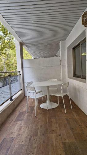 a white table and chairs in a room with a window at Apartamento Michelangelo in Salou