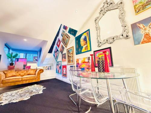 a living room with a glass table and a couch at Designer 2-Bed Flat by Tower Bridge in London