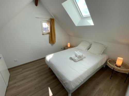 a bedroom with a bed with two teddy bears on it at Appartement moderne proche centre Beauvais AB in Beauvais